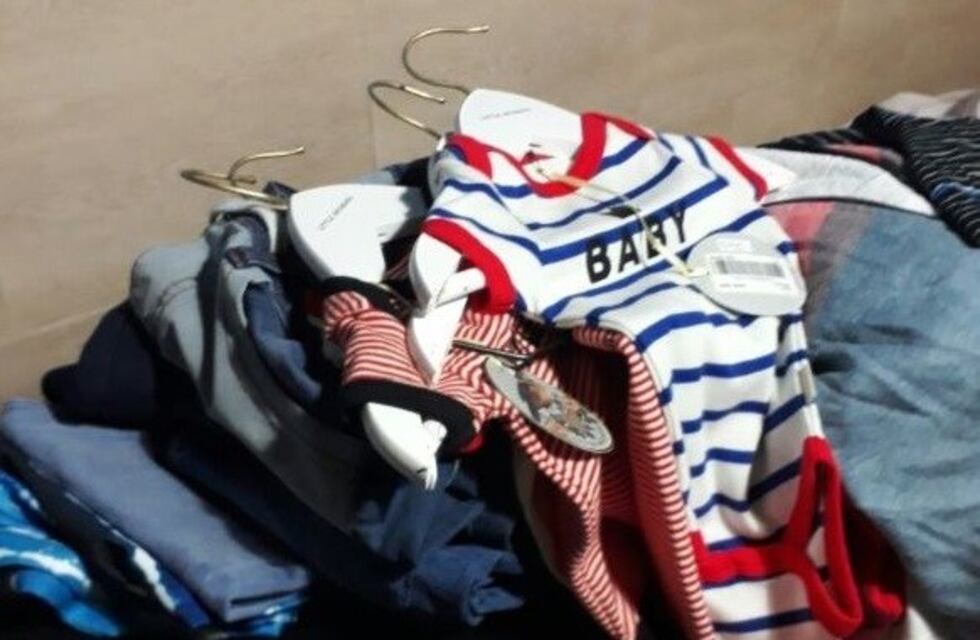 Allanaron varios domicilios y recuperaron prendas que habían sido robadas de un local de un shopping