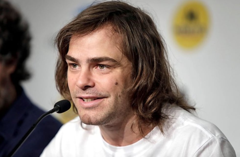 Peter Lanzani recibió fuertes críticas por su look desalineado y estallaron los memes