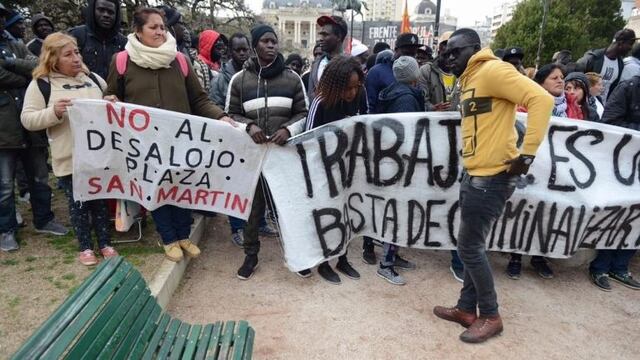 Senegaleses marcharon en La Plata en búsqueda de una solución a su situación laboral
