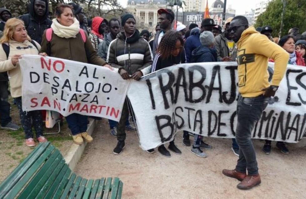 Senegaleses marcharon en La Plata en búsqueda de una solución a su situación laboral