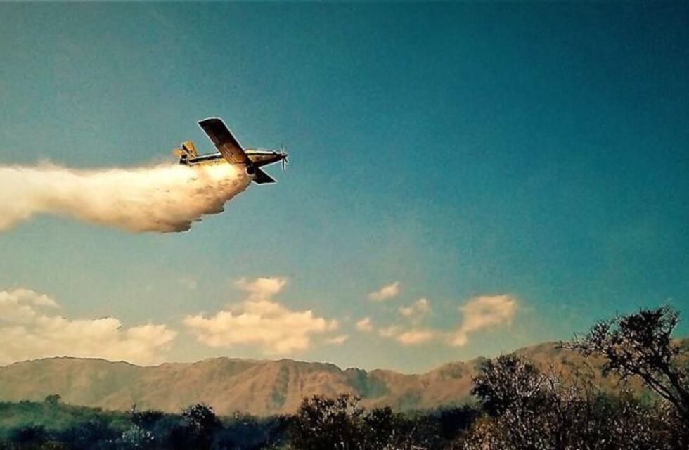 La lucha contra el fuego sigue en las sierras