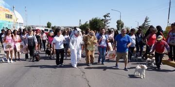La Eco Caminata reunió más de 60 mascotas en la Costanera
