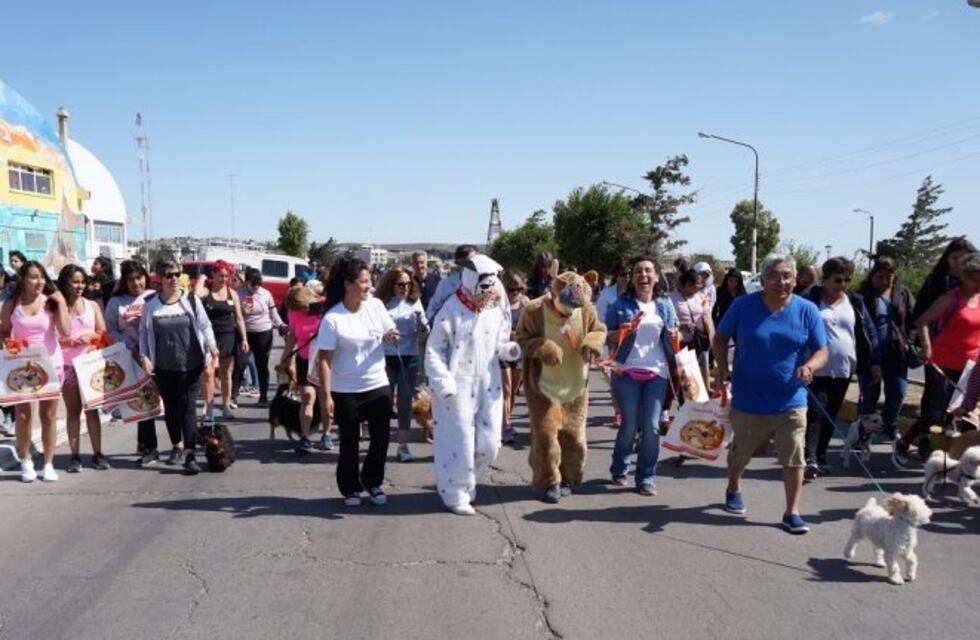 La Eco Caminata reunió más de 60 mascotas en la Costanera