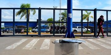 Una olla frente al playón de estacionamiento en Carrefour a modo de protesta por los portones cerrados\u002E
