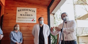 La intendenta de Apóstoles, María Eugenia Safrán, junto al gobernador Ahuad en la inauguración de la Residencia de Madres\u002E