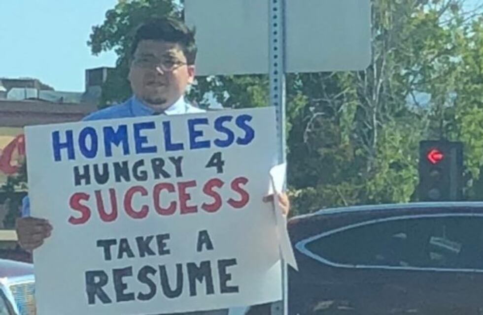 Un indigente "hambriento de éxito" consiguió trabajo con un aviso original
