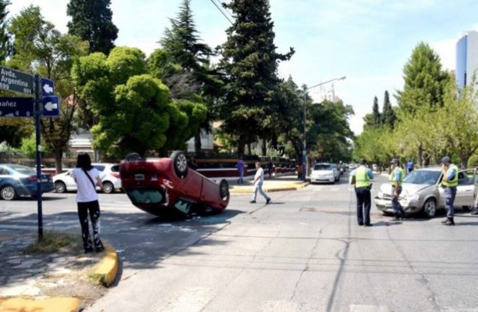Dos autos chocaron en plena Avenida Argentina