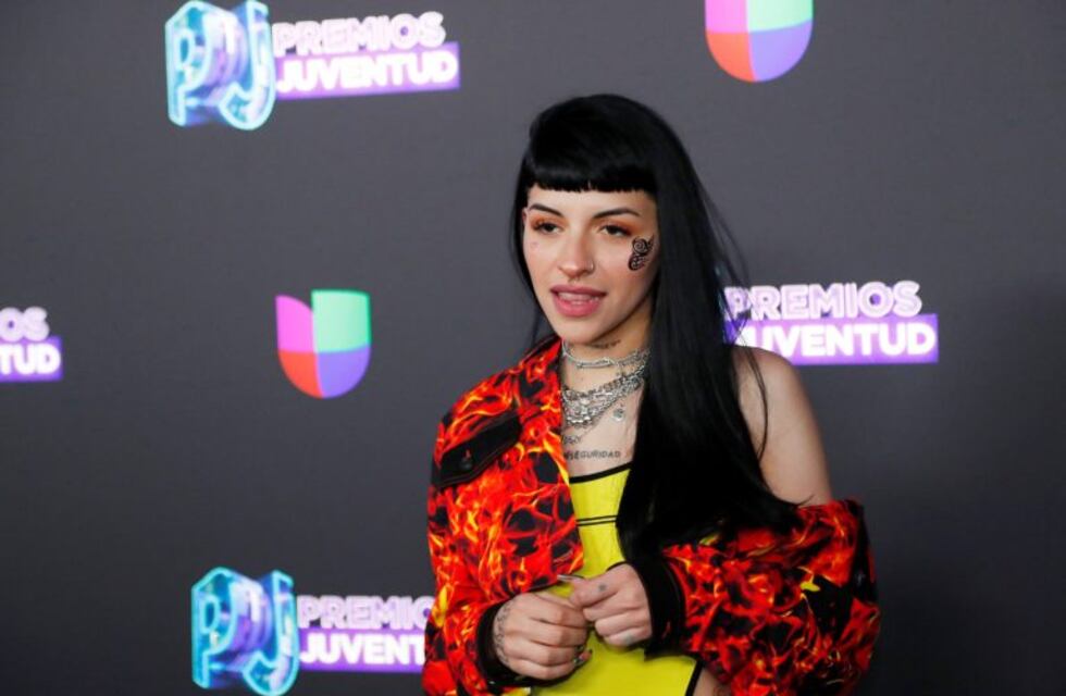 Cazzu encendió las redes con un look estilo gótico