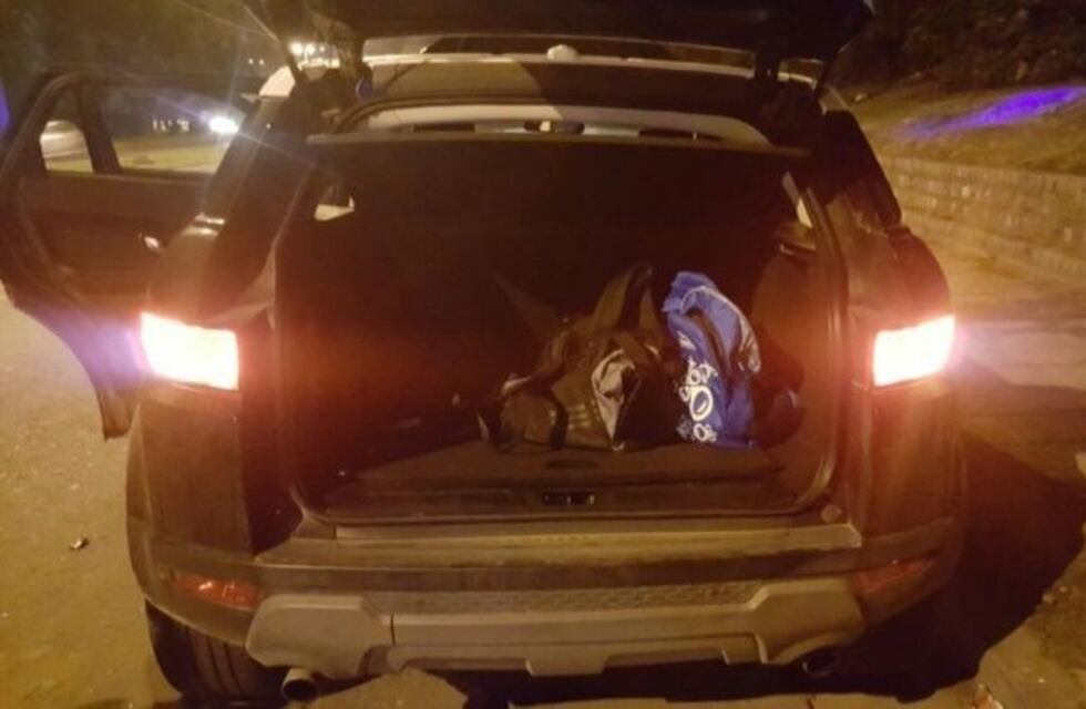 Detienen a dos hombres armados y con chalecos antibalas en una camioneta de lujo