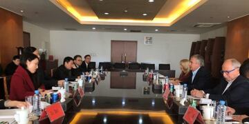 Morales junto a representantes del sector tabacalero chino