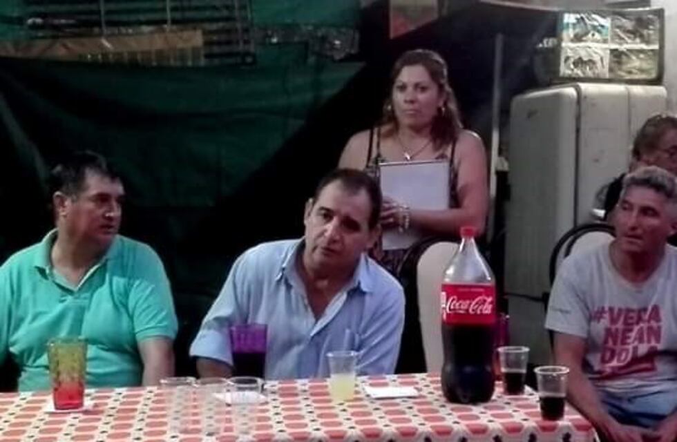 El intendente de Villa de Las Rosas en reunión con vecinos