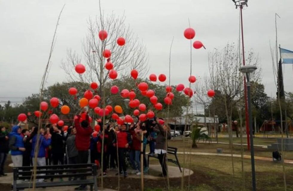 Suelta de globos por los que no están y los que continúan trabajando