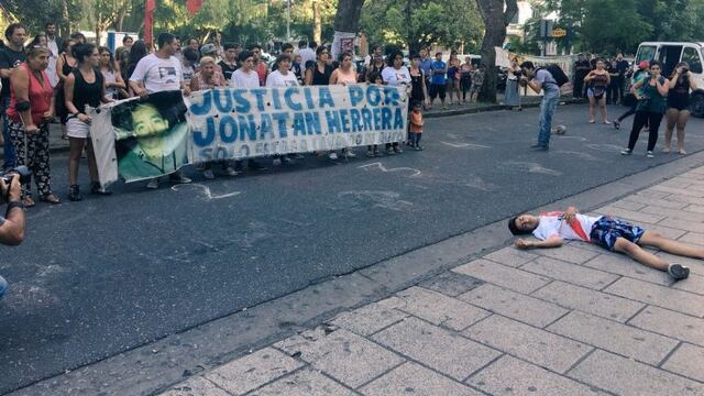 Reconstrucciu00f3n del crimen de Jonatan Herrera frente a los Tribunales provinciales de Rosario.