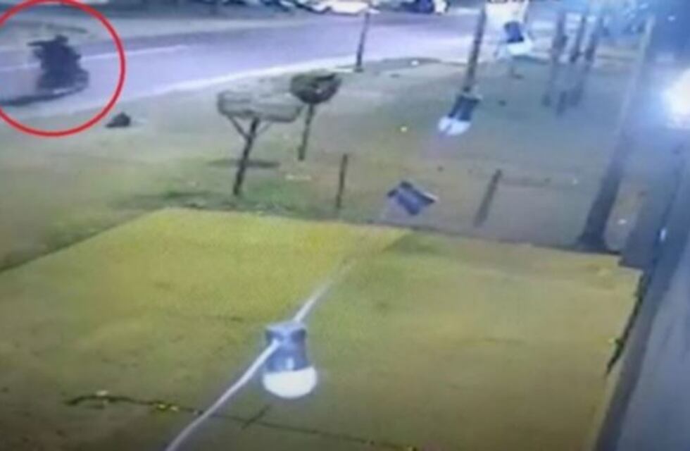 Se cruzó de carril, atropelló a un motociclista y huyó