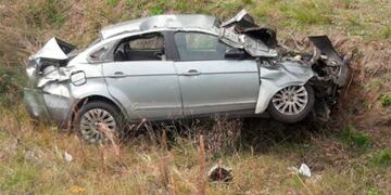 Una joven murió al volcar con su vehículo en cercanías de Mocoretá\u002E (Foto: Corrientes Hoy)