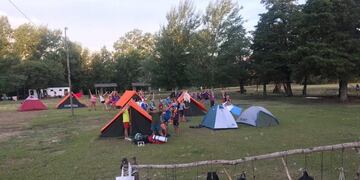 El grupo scout de Arroyito disfruta del campamento en Cura Brochero a pesar de la crecida