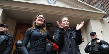 Mariana Gómez (d) junto a su novia, Rocío Girat, tras conocer la sentencia por haber besado a su pareja en Constitución\u002E (Rolando Andrade)