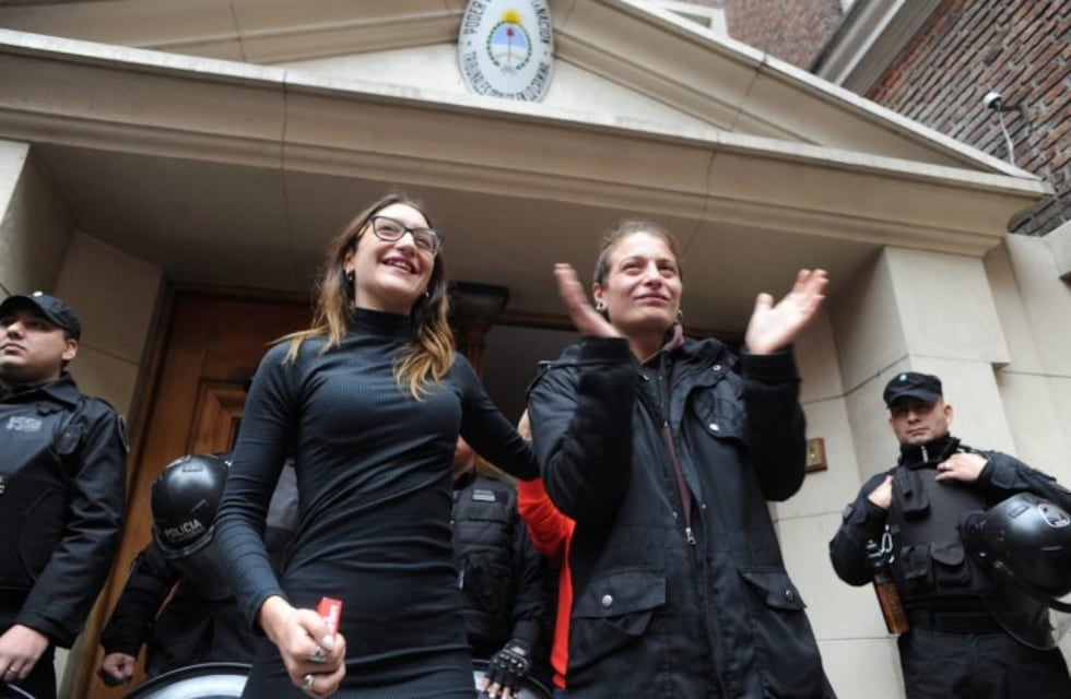 Las contradicciones entre la joven que besó a su esposa y la Policía