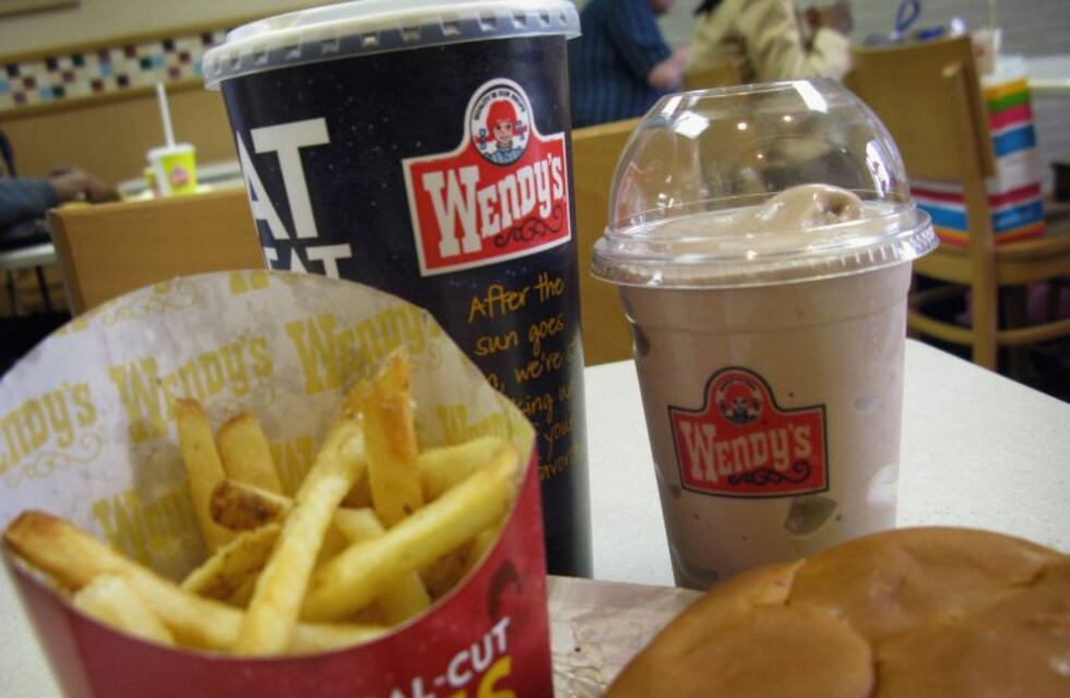 Un empleado fue despedido de un local de comida rápida por bañarse en la bacha de la cocina