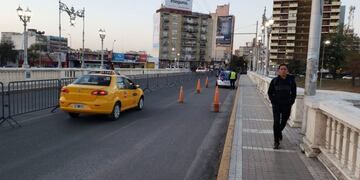 Fuerte custodia policial en las calles de Córdoba por la protesta de taxis y remises.