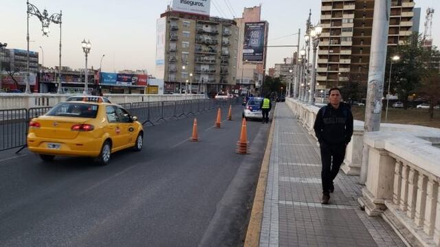 Fuerte custodia policial en las calles de Córdoba por la protesta de taxis y remises.