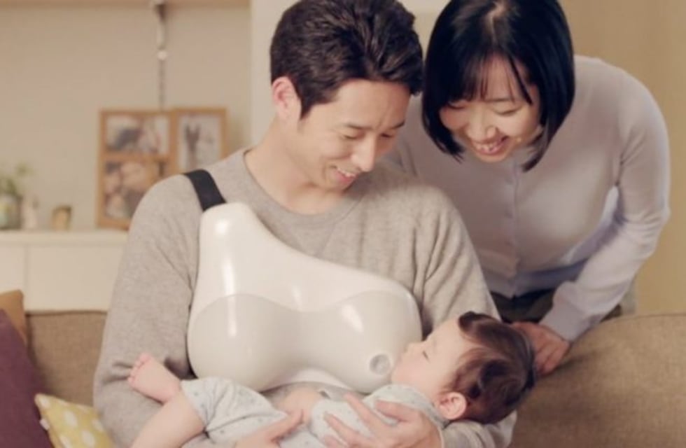 Crean un pecho artificial para que los papás puedan amamantar a sus bebés