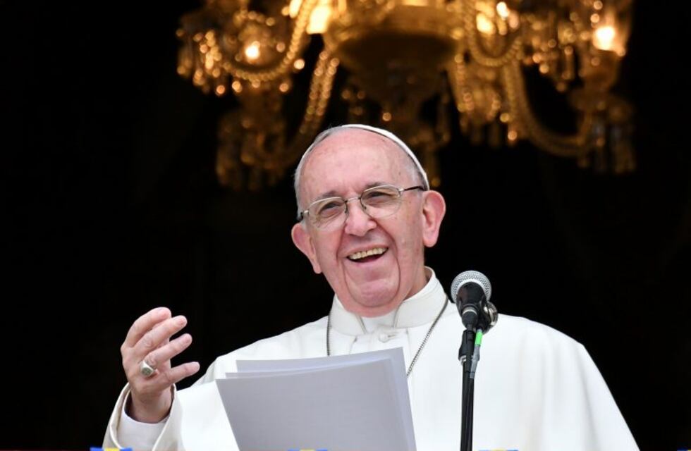 En una misa multitudinaria en Colombia, el Papa instó a los jóvenes a promover el perdón