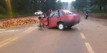Al Duna se le cruzó un tractor municipal que tiraba un acoplado cargado de ladrillos\u002E El conductor murió\u002E (MisionesOnline)