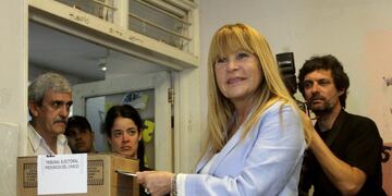 RESISTENCIA-CHACO, 20/09/2015 LA CANDIDATA A GOBERNADORA POR LA PROVINCIA DEL CHACO DEL FRENTE VAMOS CHACO, AÍDA AYALA, EMITE SU VOTO ESTA MAÑANA\u002E FOTO: DYN/ALBERTO RAGGIO (ENVIADO ESPECIAL)\u002E resistencia chaco aida ayala elecciones a gobernador 2015 Chaco voto electronico en chaco capital candidata a gobernadora  del chaco votando