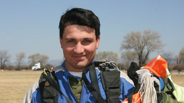 Javier Masin, instructor de paracaidismo\u002E