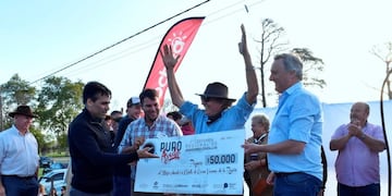 López acompañando por el subsecretario de Producción, Leonardo Ruggiero, entregando el premio a Daniel Vismara, el tandilense que se quedó con los premios en las dos categorías\u002E