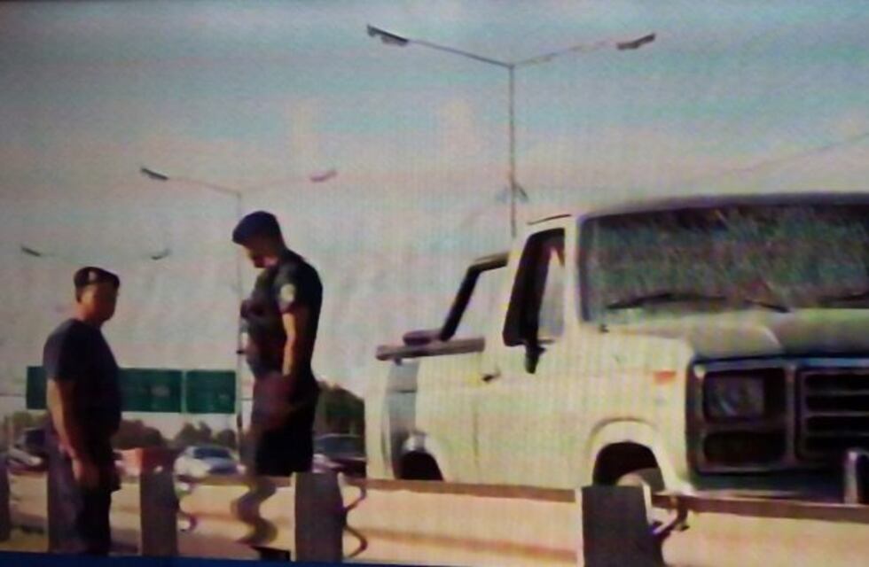 Delincuentes atacaron a balazos una camioneta en Circunvalación y Mendoza