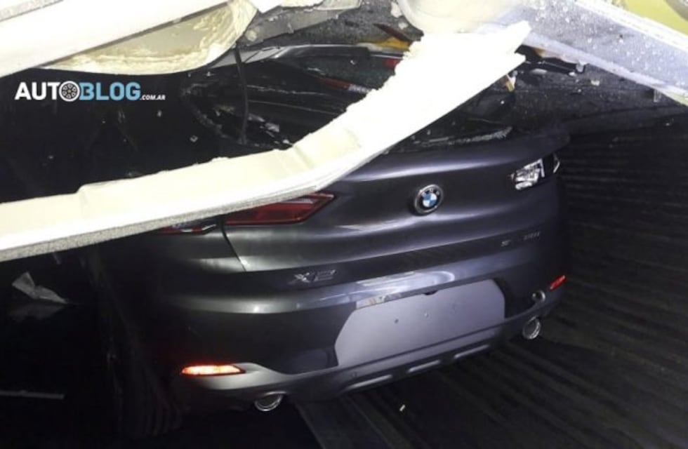 Una torre de containers de derrumbó y destrozó varios autos de lujo