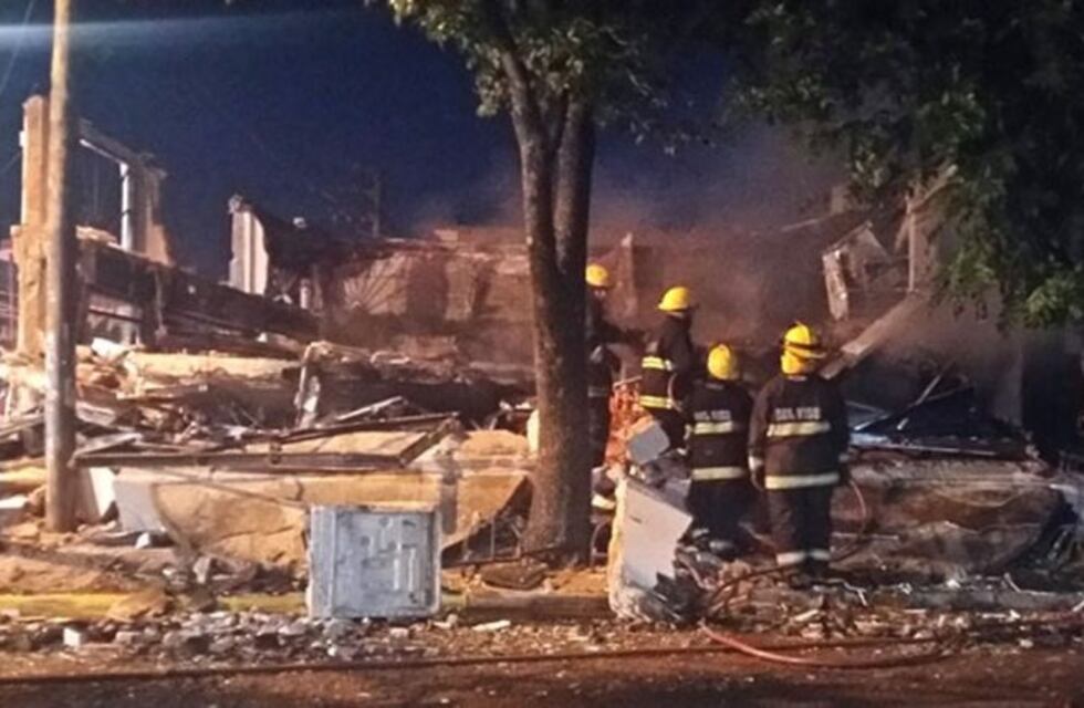 Explosión e incendio en pilar: tres comercios destruidos