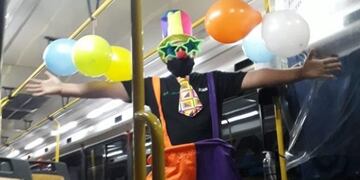 El chofer decidió repartir golosinas a todos los niños\u002E