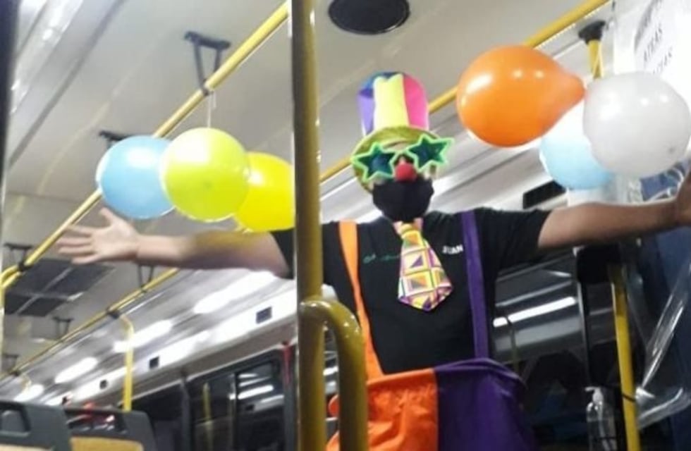 Un chofer de colectivo sorprendió a los niños: les regaló golosinas con un particular look
