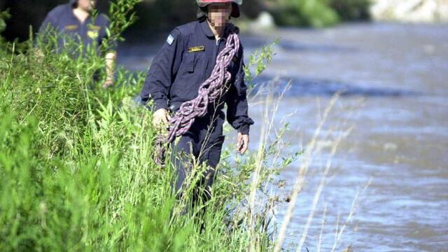 Bomberos logró rescatar el cuerpo a la altura de la rotoda del avión.