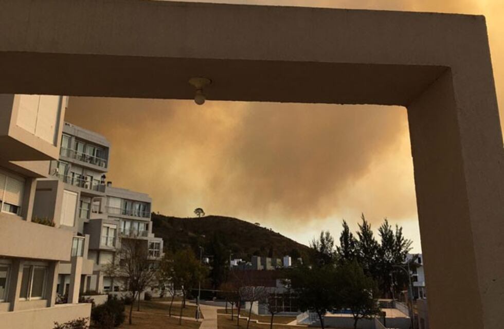 Contuvieron el foco de incendio que amenazaba countries en La Calera