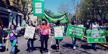 En La Plata, cientos de mujeres marcharon pidiendo que el Congreso trate este año el proyecto de Interrupción Voluntaria del Embarazo (Twitter)
