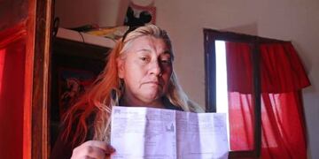 Inés Chávez mantiene a sus dos hijas y a un nieto, vendiendo pan y semitas\u002E