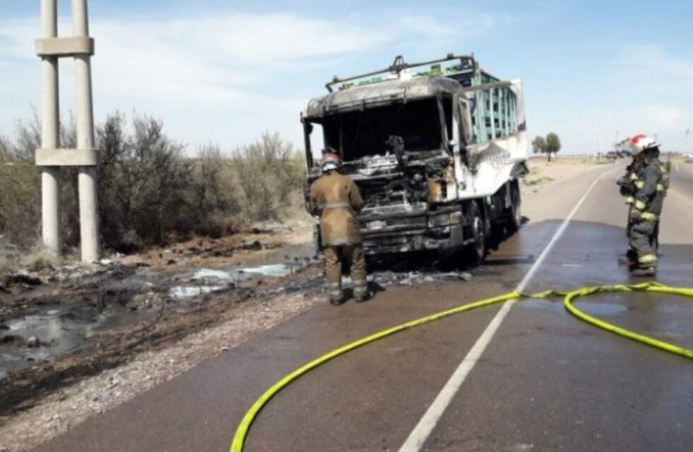 Se incendió un camión cargado con garrafas de gas