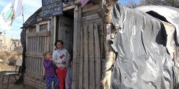 El comedor es un ranchito sostenido por maderas y cubierto de nylon\u002E Foto: El Chorrillero\u002E