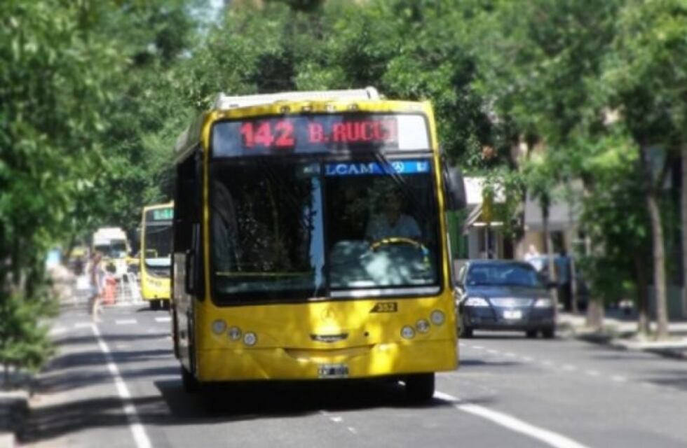 Cuchillo en mano, asaltaron a pasajeros de un interno de la línea 142