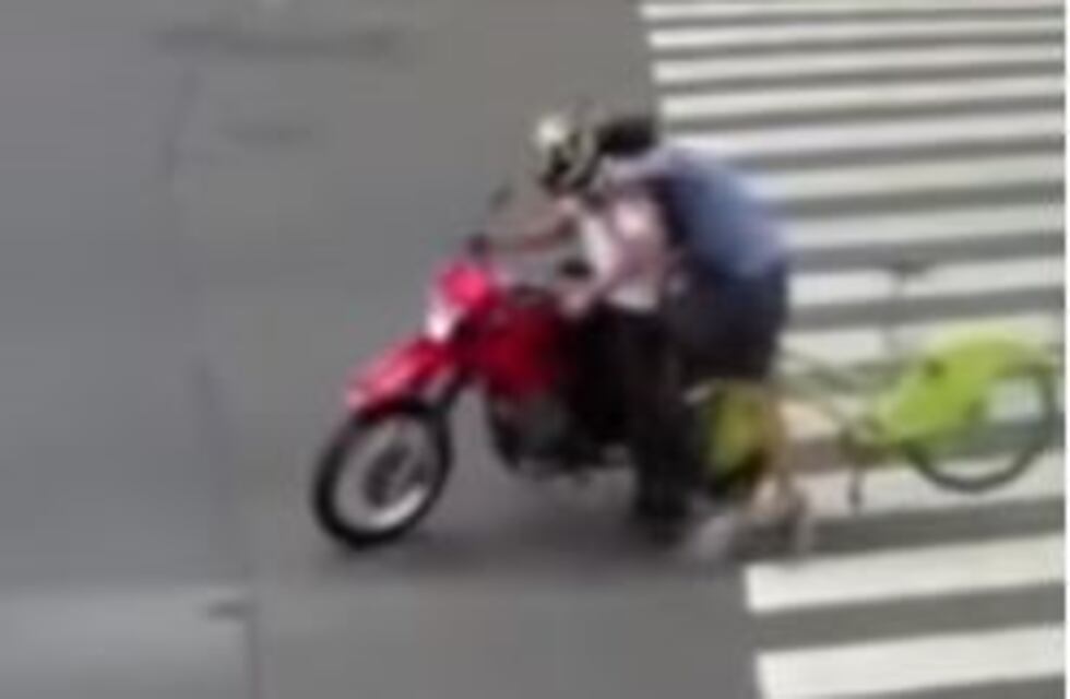 Un ciclista logró alcanzar y reducir a un motochorro que le había robado la mochila