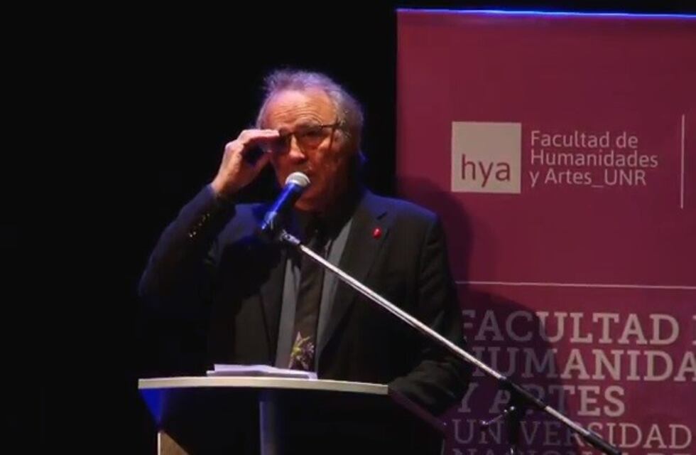 Serrat criticó al gobierno español y catalán en su discurso luego de recibir el título Doctor Honoris Causa