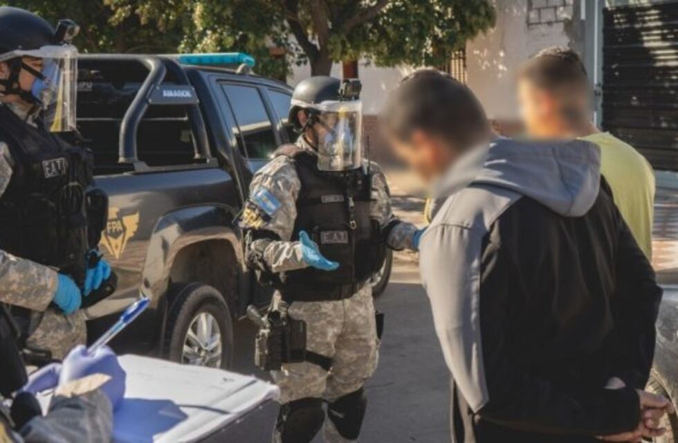 Sorprenden a más de 30 personas festejando dos cumpleaños en Córdoba