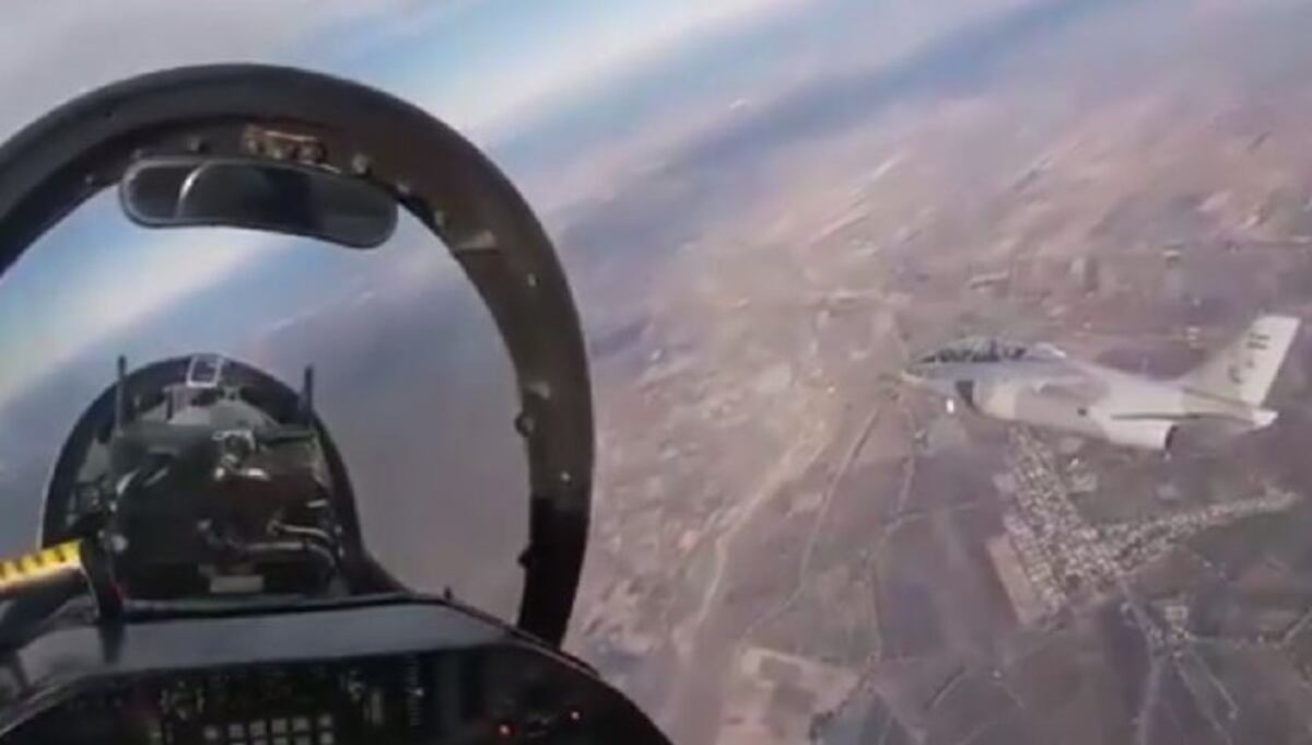 En pleno vuelo, aviones Pampa II en Mendoza\u002E