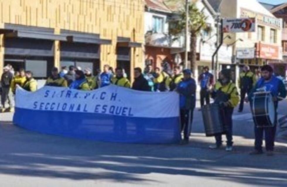 Los empleados viales reclamaron el medio aguinaldo en las calles