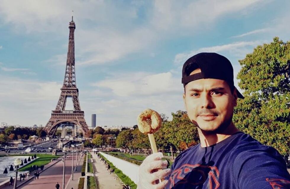 Es escritor, quedó "anclao" en París y ahora sobrevive vendiendo chipas y haciendo guiones