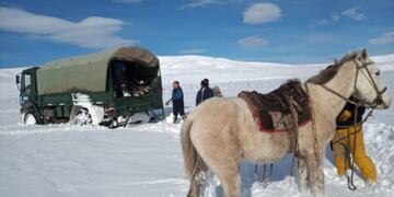 Rescatan a tres personas aisladas por el temporal de nieve en zonas de Cushamen